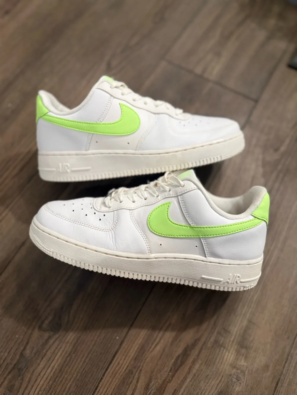 Nike Air Force 1 Low White Volt Green Swoosh Men’s 7 Women’s 8.5